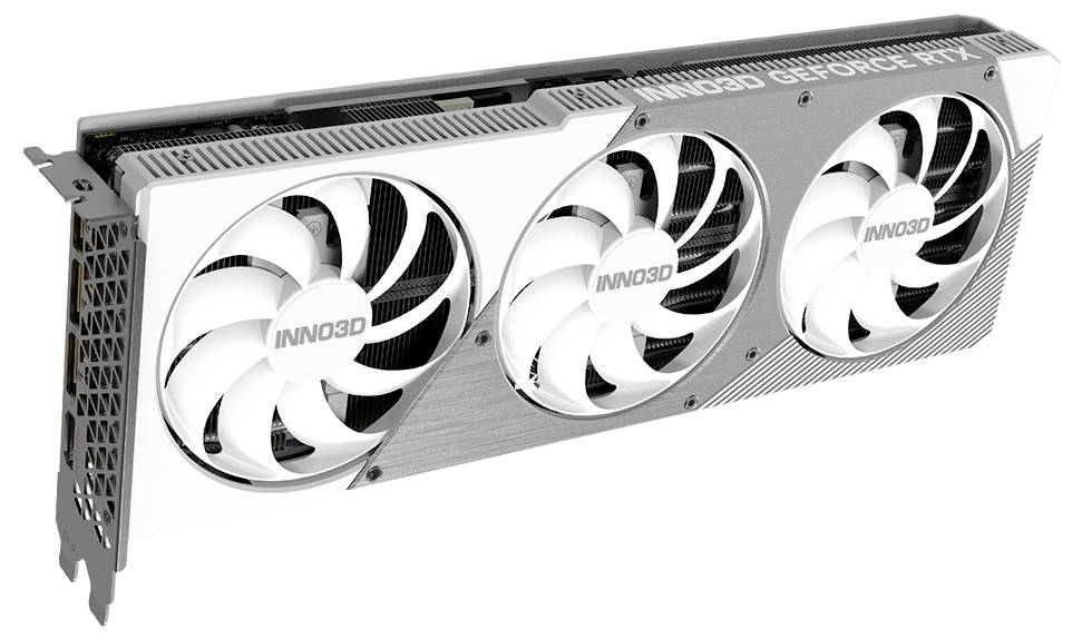 Une carte graphique Inno3D GeForce RTX avec trois ventilateurs et un cadre de boîtier blanc, vue de côté.