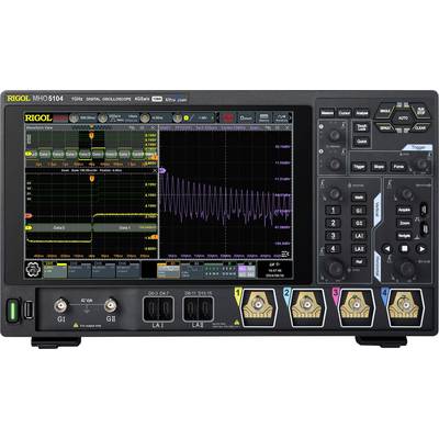 Un oscilloscope numérique affiche un signal de forme d'onde avec plusieurs pics sur un écran couleur. Les commandes et les connexions sont visibles.