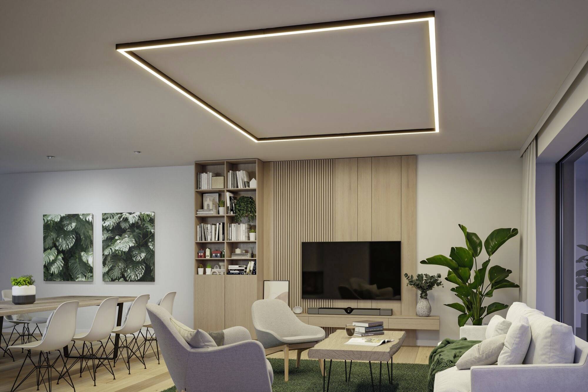 Salon moderne avec luminaire LED au plafond, grand téléviseur, fauteuils blancs, meubles en bois et plantes ; à gauche, table à manger avec chaises.