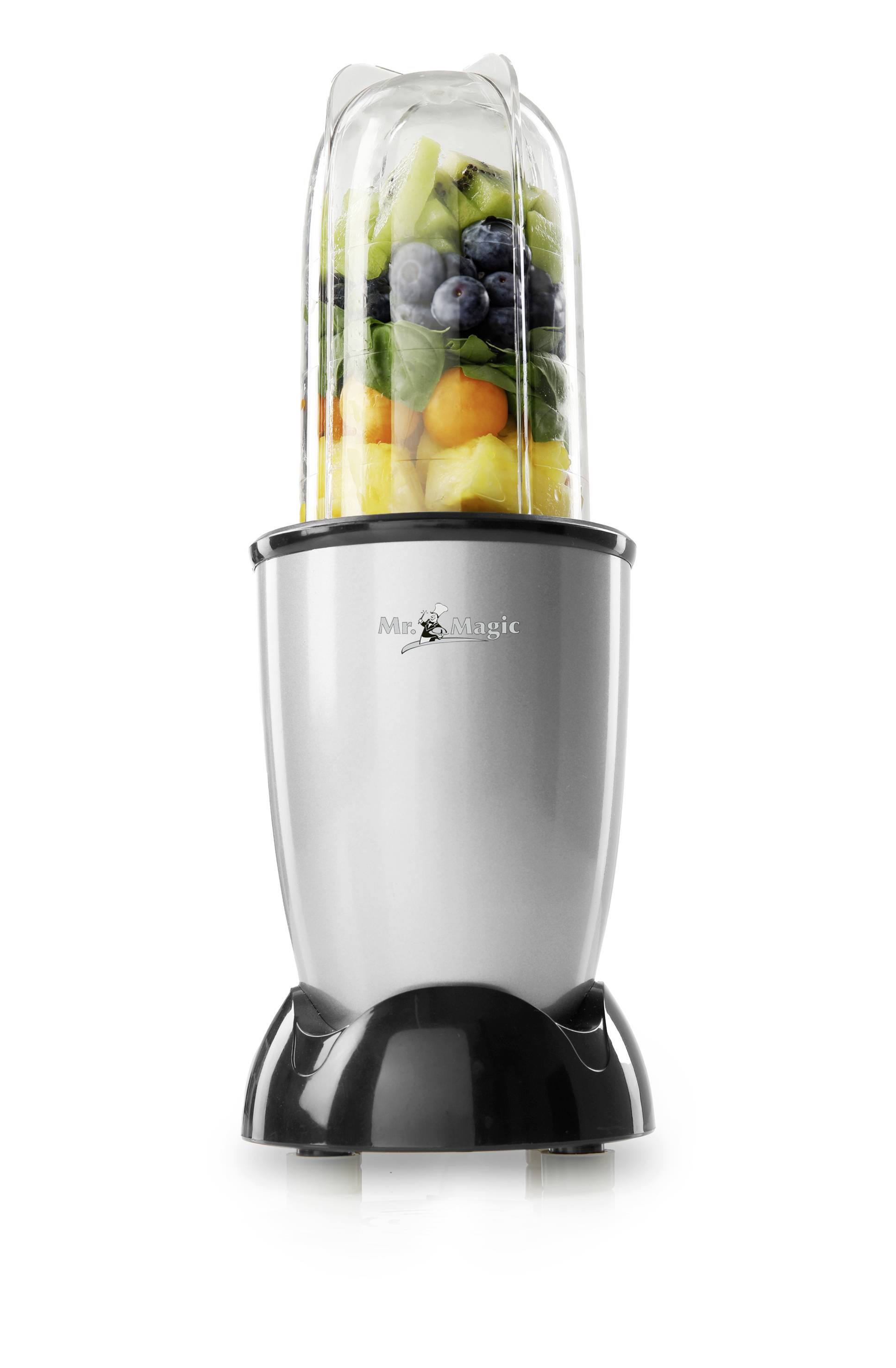 Mixeur argenté avec un récipient transparent, rempli de fruits et légumes coupés, comprenant des ananas, des myrtilles et des épinards.