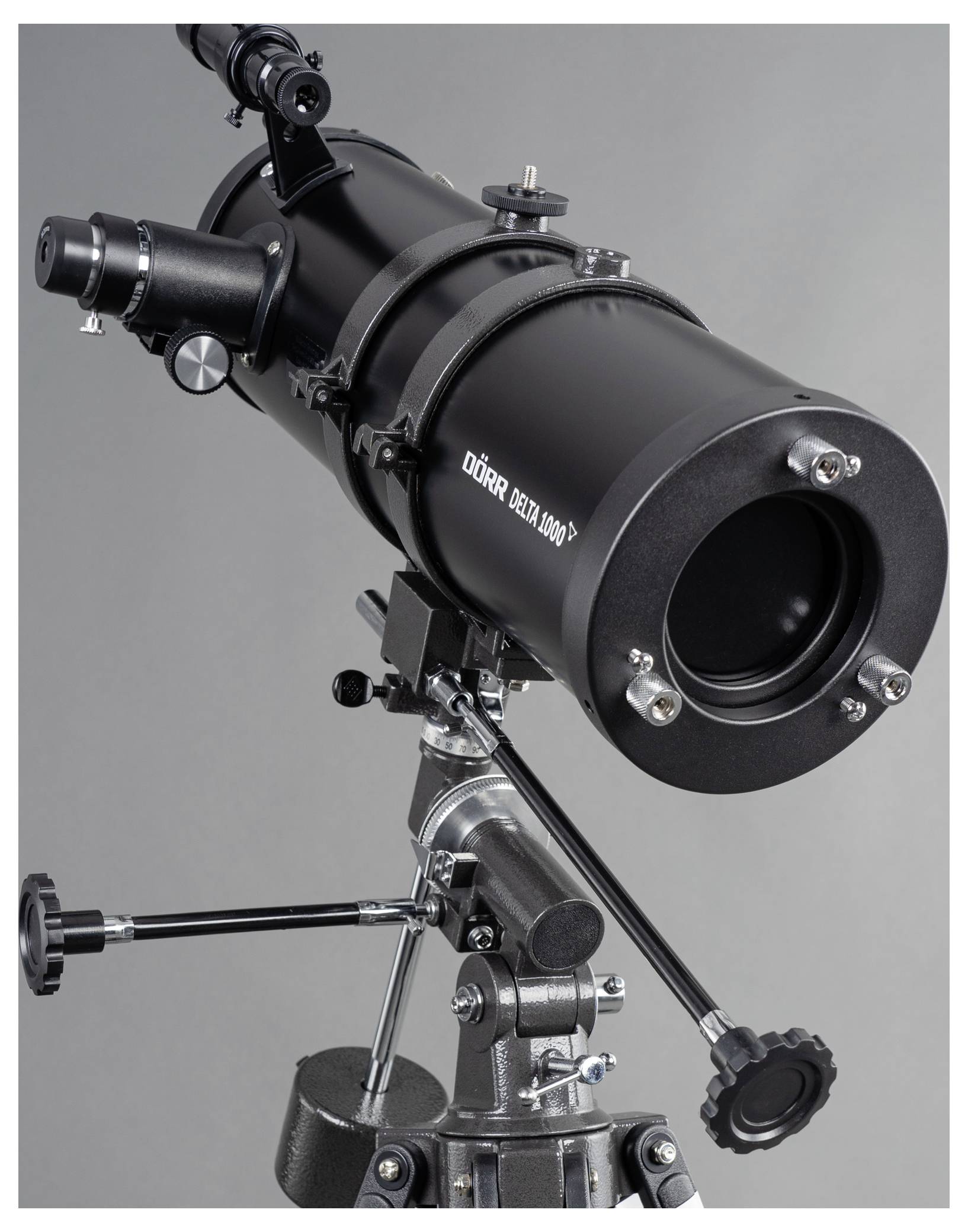 Un télescope noir monté sur un trépied, photographié de côté et d'en haut. La marque 'Dörr Delta 1000' est imprimée dessus.