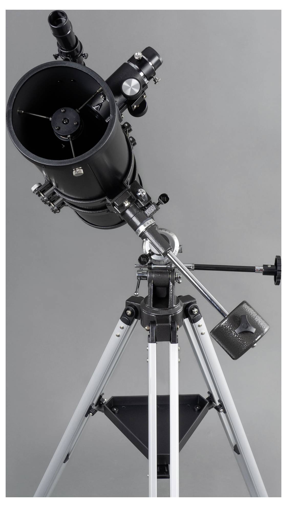 Un télescope noir sur un trépied stable devant un fond gris, prêt pour des observations célestes.
