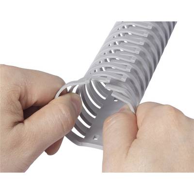 Deux mains plient un conduit de câbles blanc et flexible avec des fentes pour organiser et protéger les câbles.