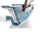 Coupe transversale d'une toilette avec un flux d'eau ; un appareil retire un bouchon dans le siphon. Une main maintient l'appareil de manière stable.