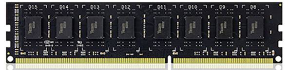 Un module de RAM avec plusieurs puces noires sur un circuit imprimé. Contacts dorés sur le bord inférieur pour la connexion dans l'ordinateur.