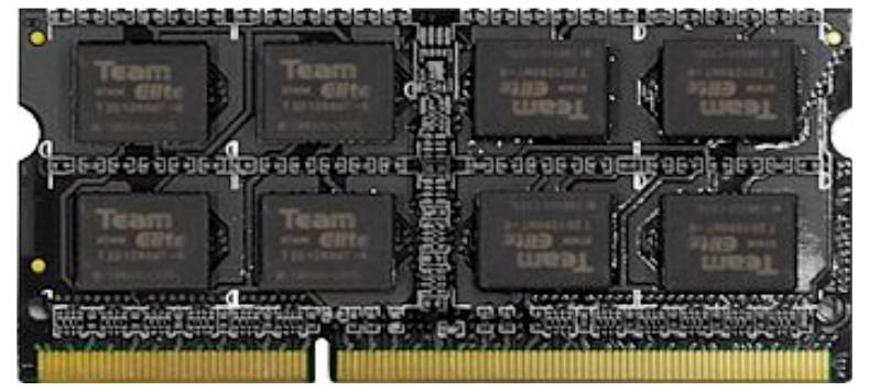 Un module RAM avec huit puces mémoire, une carte de circuit imprimé vert et noir, et des broches de contact dorées, utilisé dans les ordinateurs pour le stockage des données.