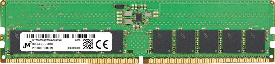 Un barreau de mémoire vive DDR4 vert avec plusieurs broches de contact dorées et une étiquette blanche collée.