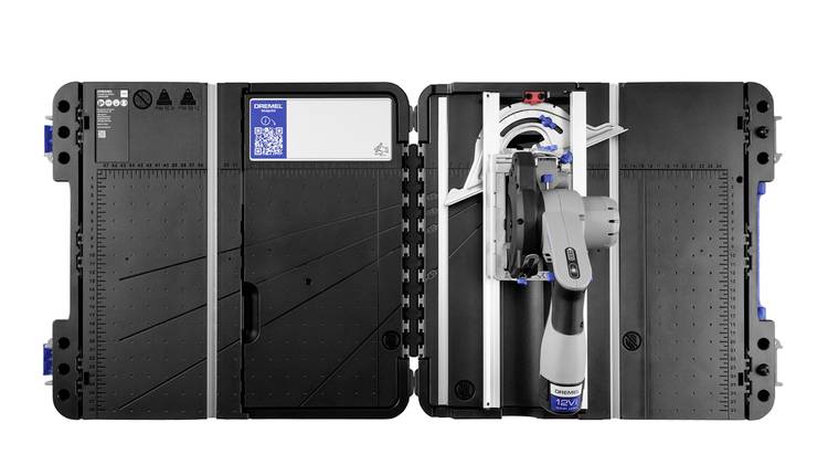 Un étui de rangement d'outils ouvert révélant une scie circulaire soigneusement placée à l'intérieur, mettant en valeur des compartiments organisés pour un rangement et un transport efficaces.