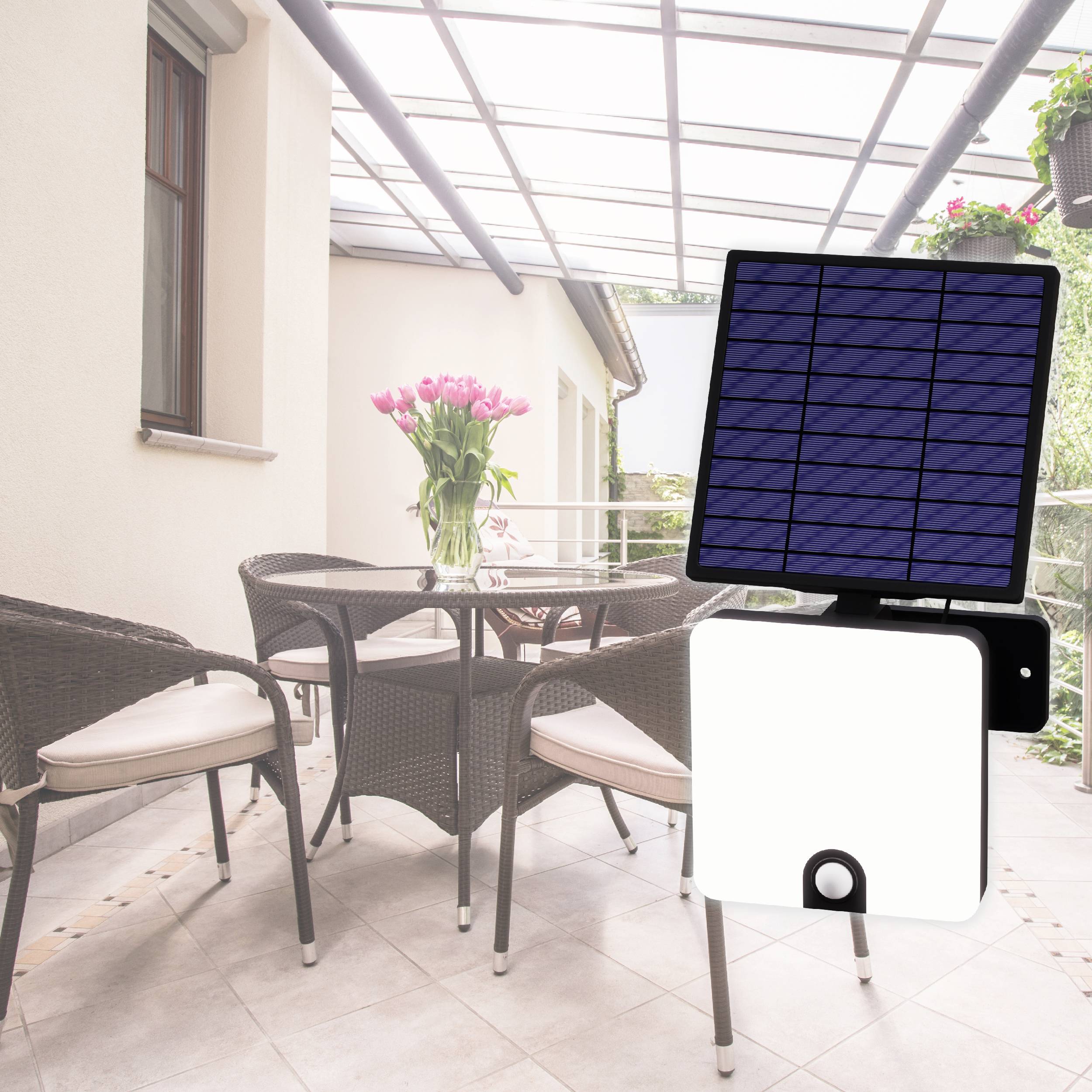 Une terrasse moderne avec un toit en verre, équipée d'un affichage de station de charge solaire au premier plan. Table et chaises en arrière-plan.