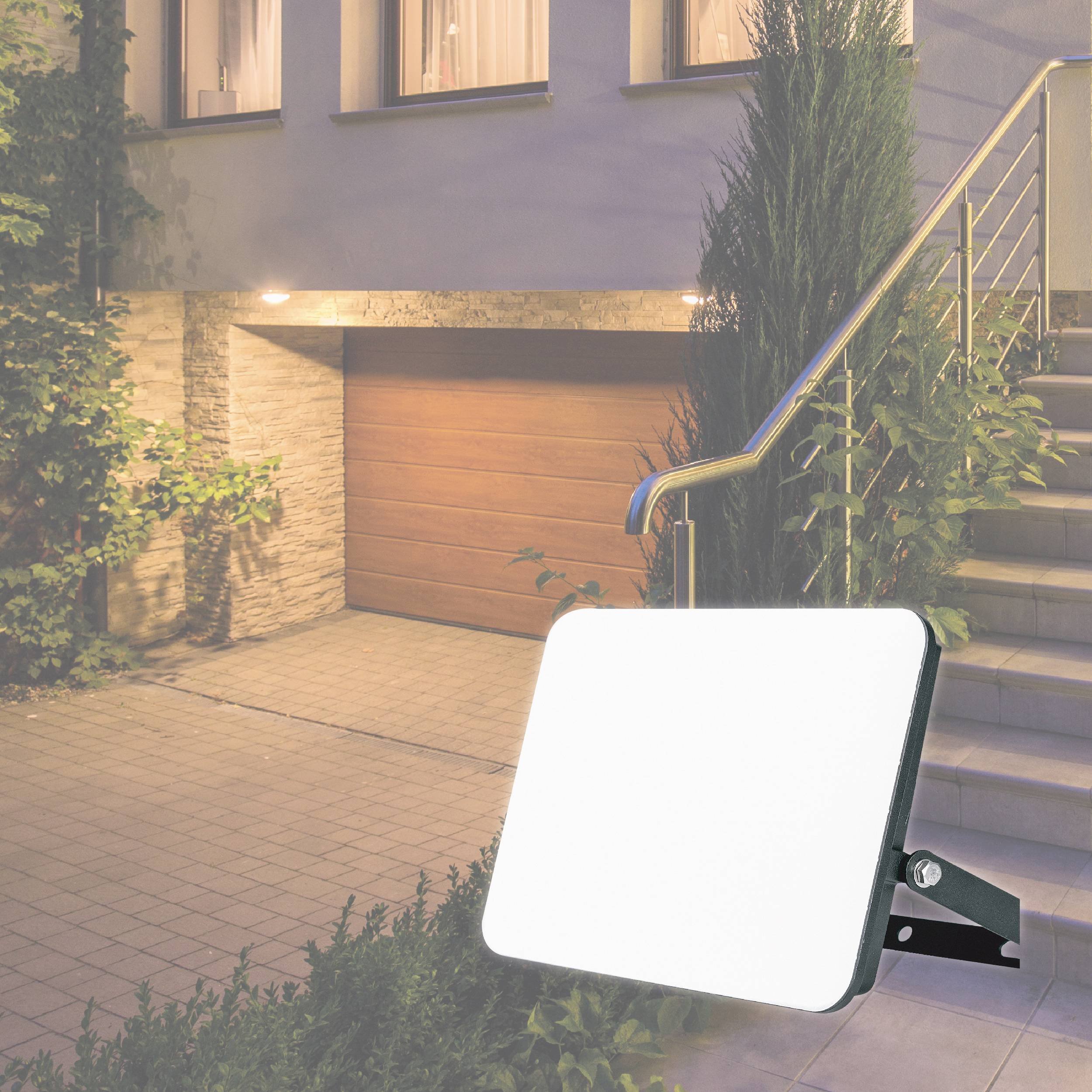 Une cour éclairée avec un lampadaire à côté d'un escalier. La lampe assure la sécurité et la visibilité pendant la nuit.