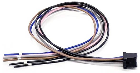 Câbles multicouleurs avec une fiche noire à l'extrémité, utilisés pour les connexions électriques dans les appareils ou les machines.