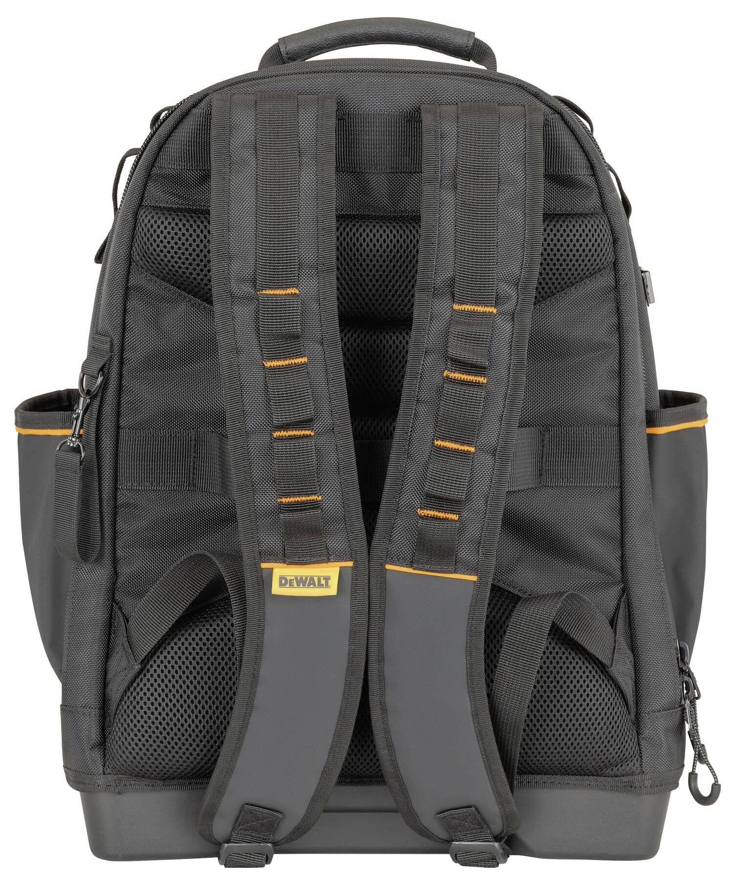 Un sac à dos noir avec plusieurs compartiments et des sangles d'épaules rembourrées. Logo de marque au centre.