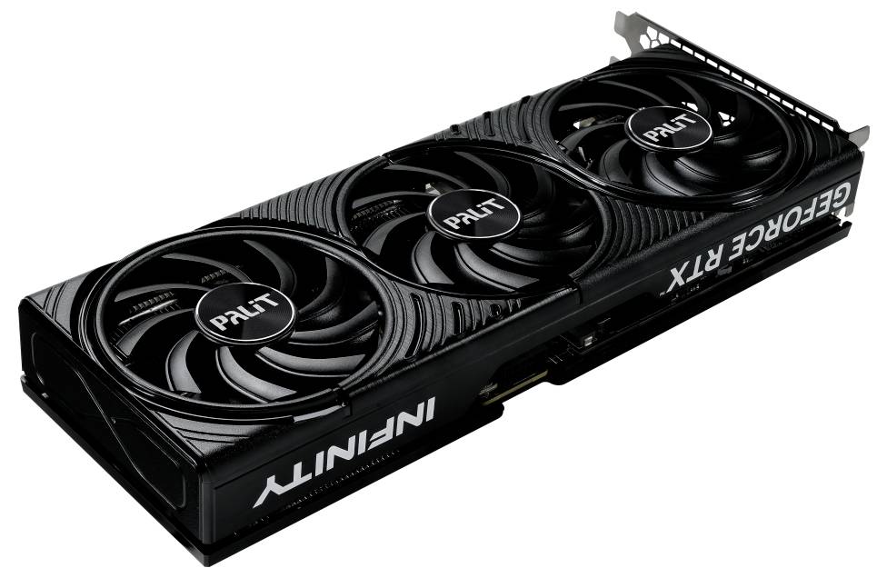 Une carte graphique noire avec trois ventilateurs, l'inscription 'Palit' sur chaque ventilateur. Marquage sur le côté : 'INFINITY' et 'GEFORCE RTX'.