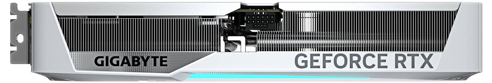 Une carte graphique argentée de Gigabyte de la série 'GeForce RTX', vue de côté, avec des ailettes de ventilateur visibles et des accents de design.