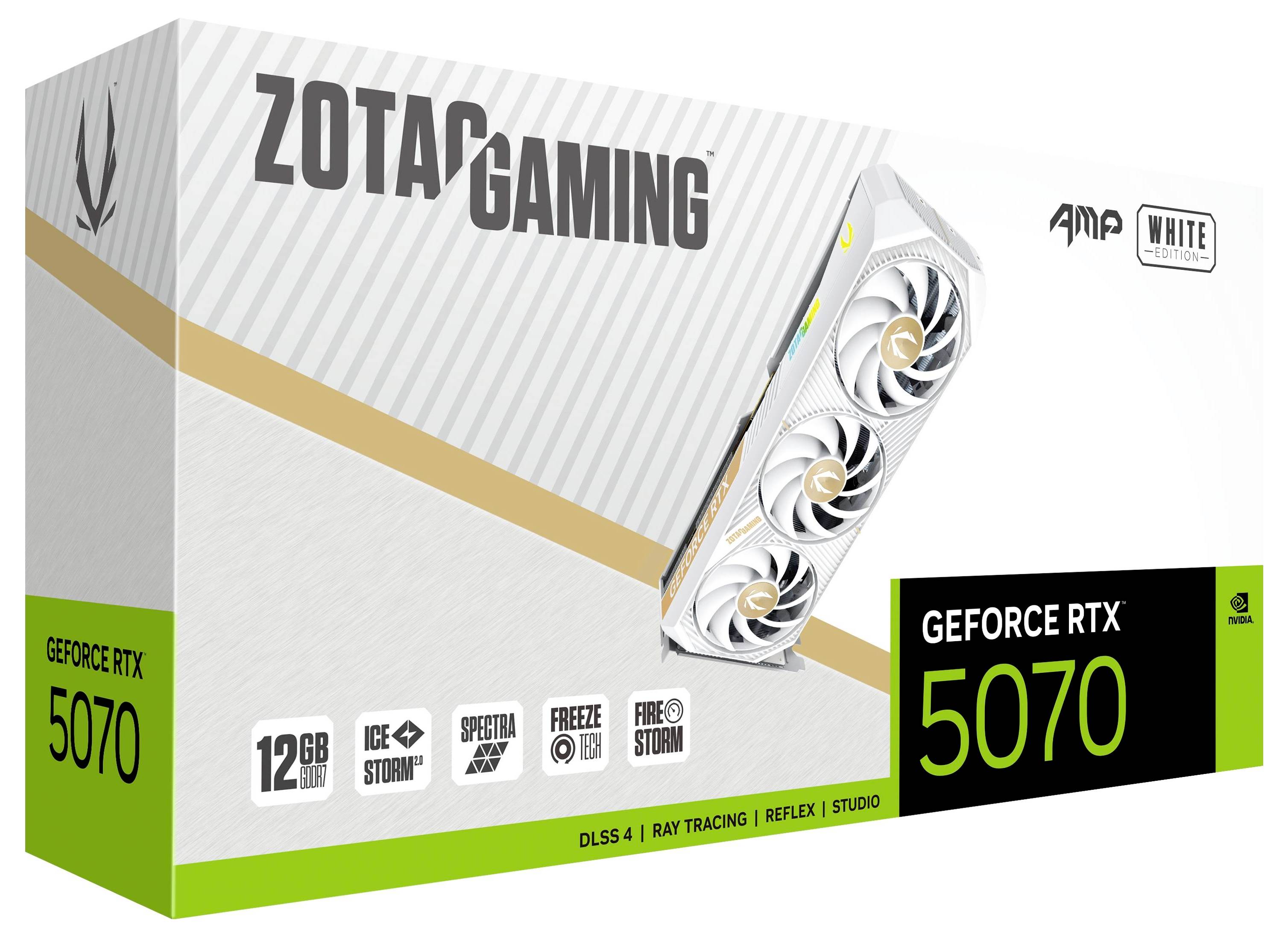 Emballage d'une carte graphique 'ZOTAC GAMING GeForce RTX 5070'. Présente un design blanc, trois ventilateurs, 12 Go de GDDR6X et l'édition Amp White.