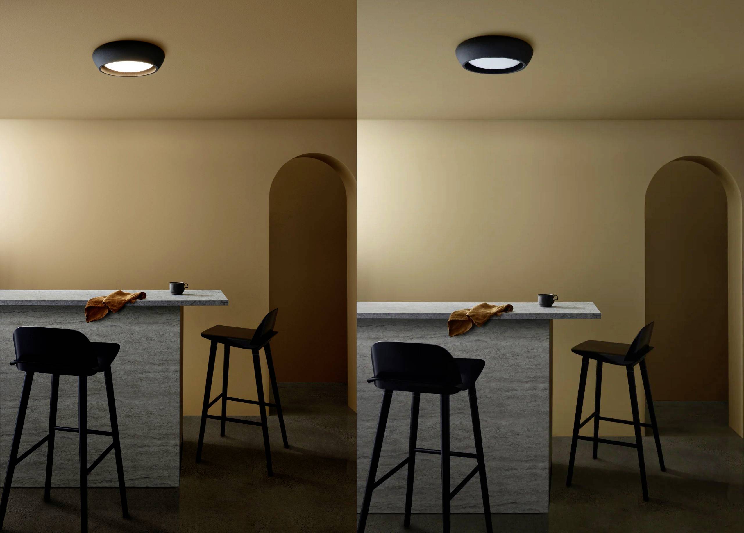 Deux espaces avec des comptoirs et des tabourets, éclairés par des luminaires de plafond modernes. À gauche, lumière vive, à droite, éclairage tamisé.