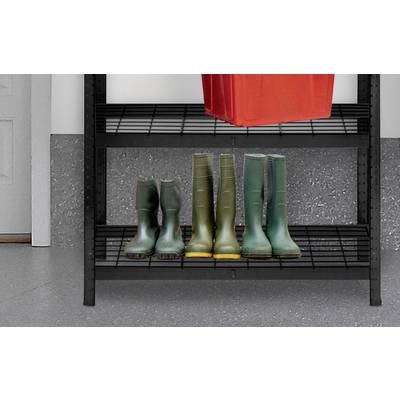 Une étagère avec trois paires de bottes en caoutchouc de différentes couleurs est placée dans un garage. En haut à gauche de l'étagère se trouve une boîte rouge.