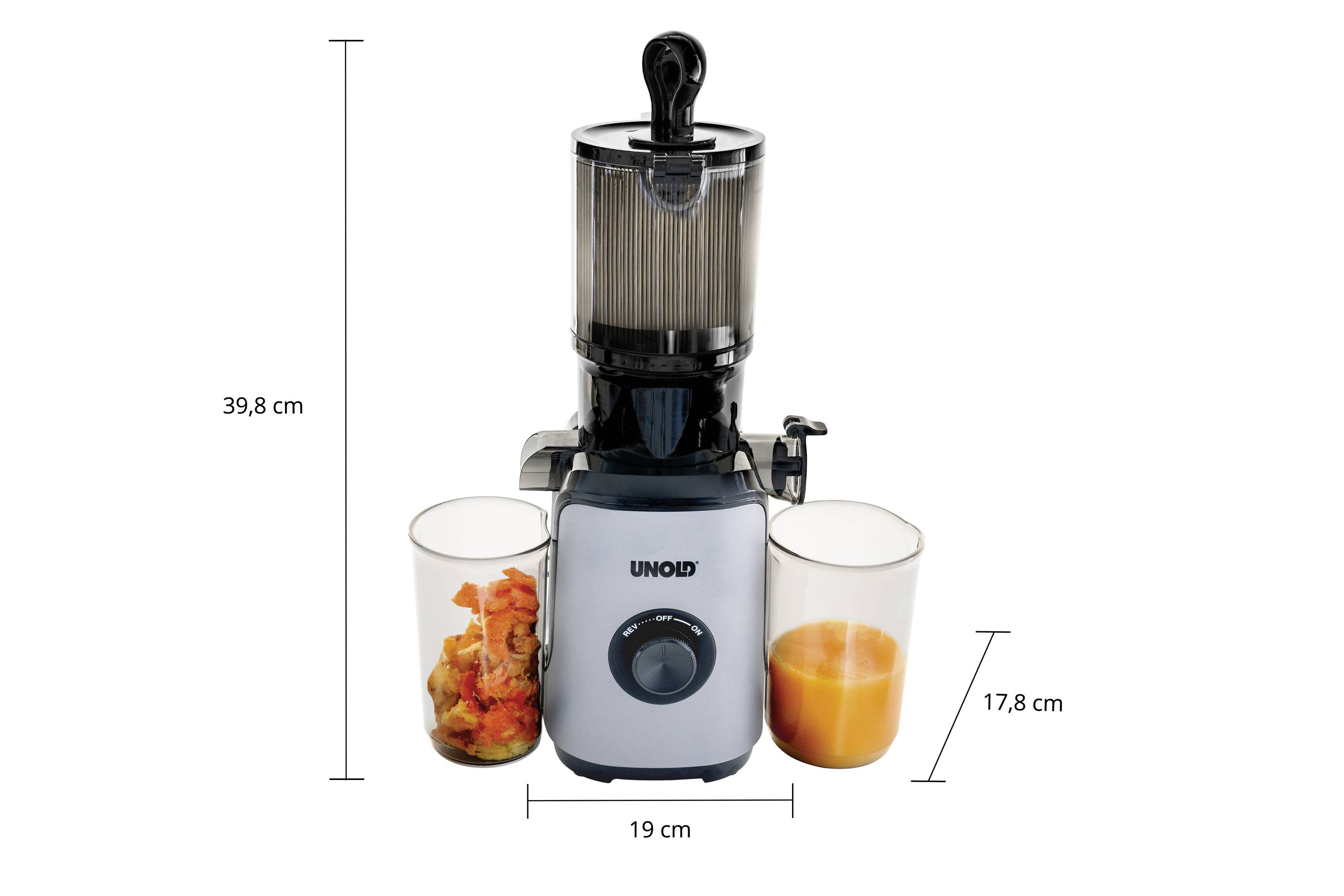 Centrifugeuse de 19 cm de large et 39,8 cm de hauteur. À gauche, un verre avec des restes de fruits, à droite un verre de jus, hauteur des deux verres 17,8 cm.