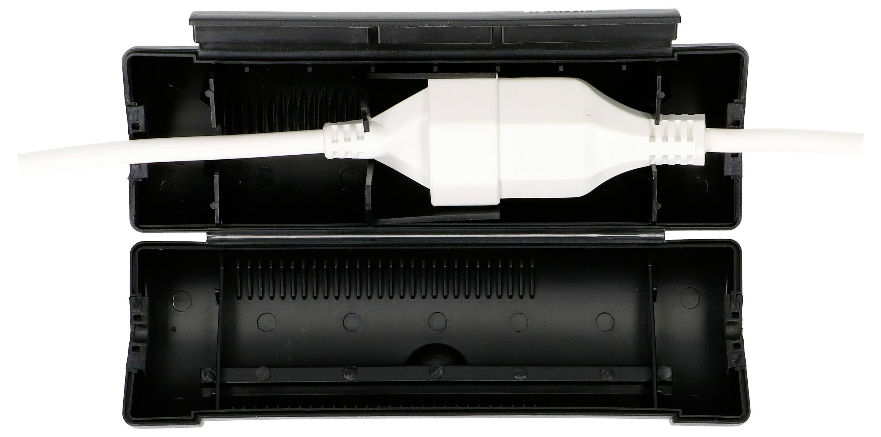 Un câble électrique blanc est placé dans un boîtier noir ouvert.