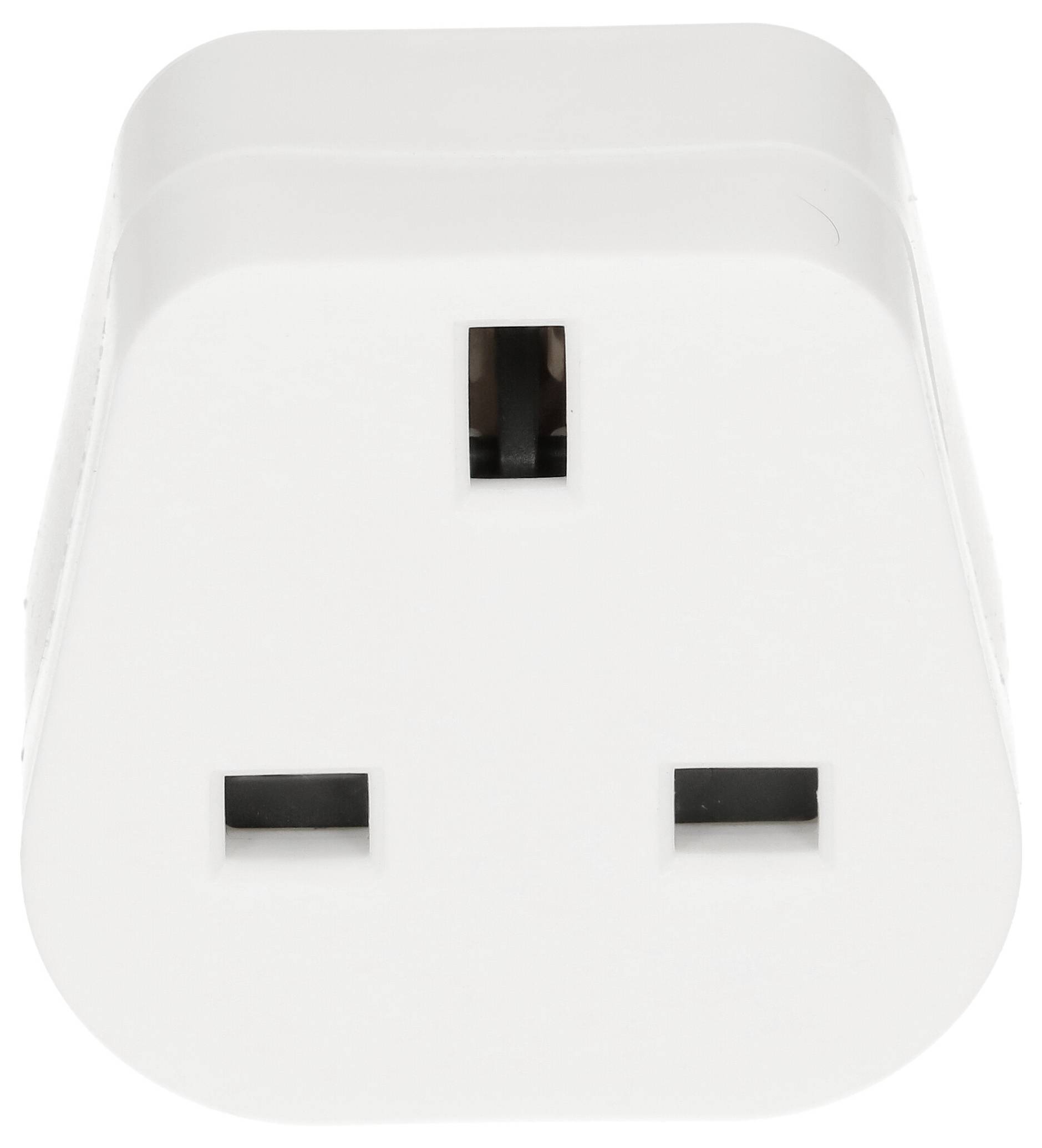 Adaptateur blanc avec trois trous rectangulaires pour prises, adapté aux fiches britanniques.