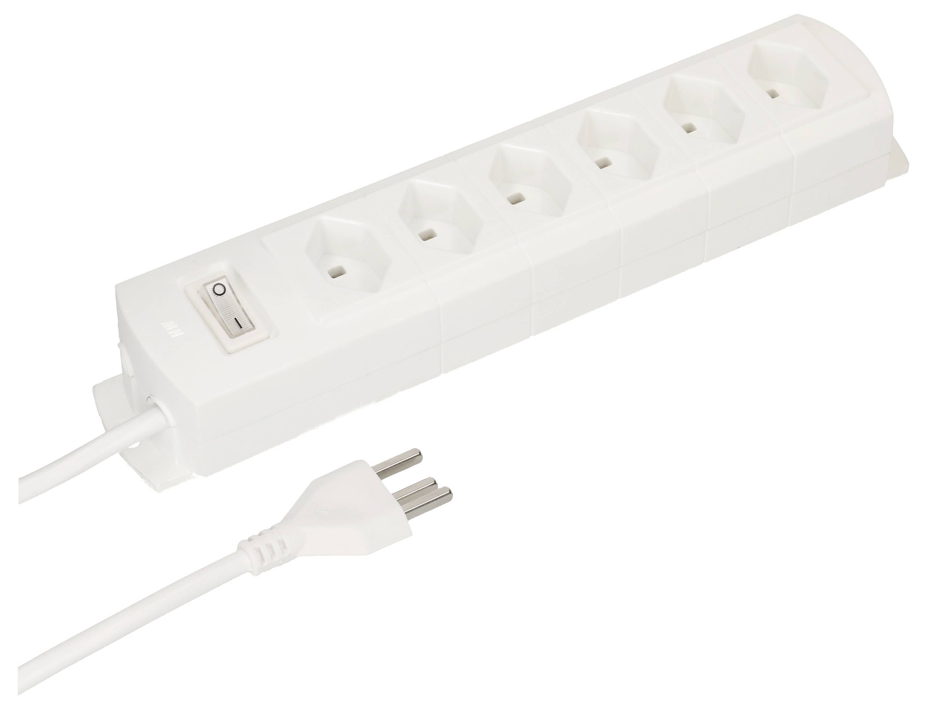 Une barrette multiprises blanche à six emplacements et avec un interrupteur. Une fiche est branchée sur la barrette.