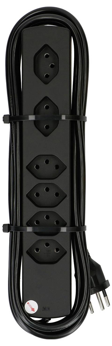 Une multiprise noire à cinq emplacements avec un long câble enroulé plusieurs fois autour de celle-ci.