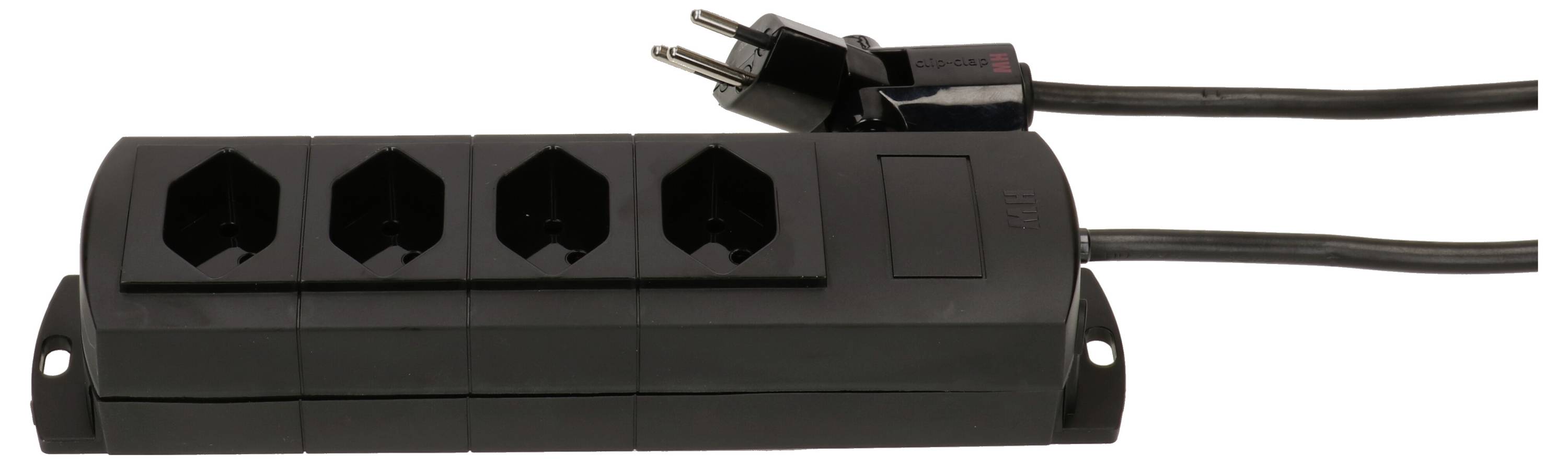 Multiprise quadruple en plastique noir avec fiche de connexion, adaptée à une utilisation intérieure, sans appareils branchés.