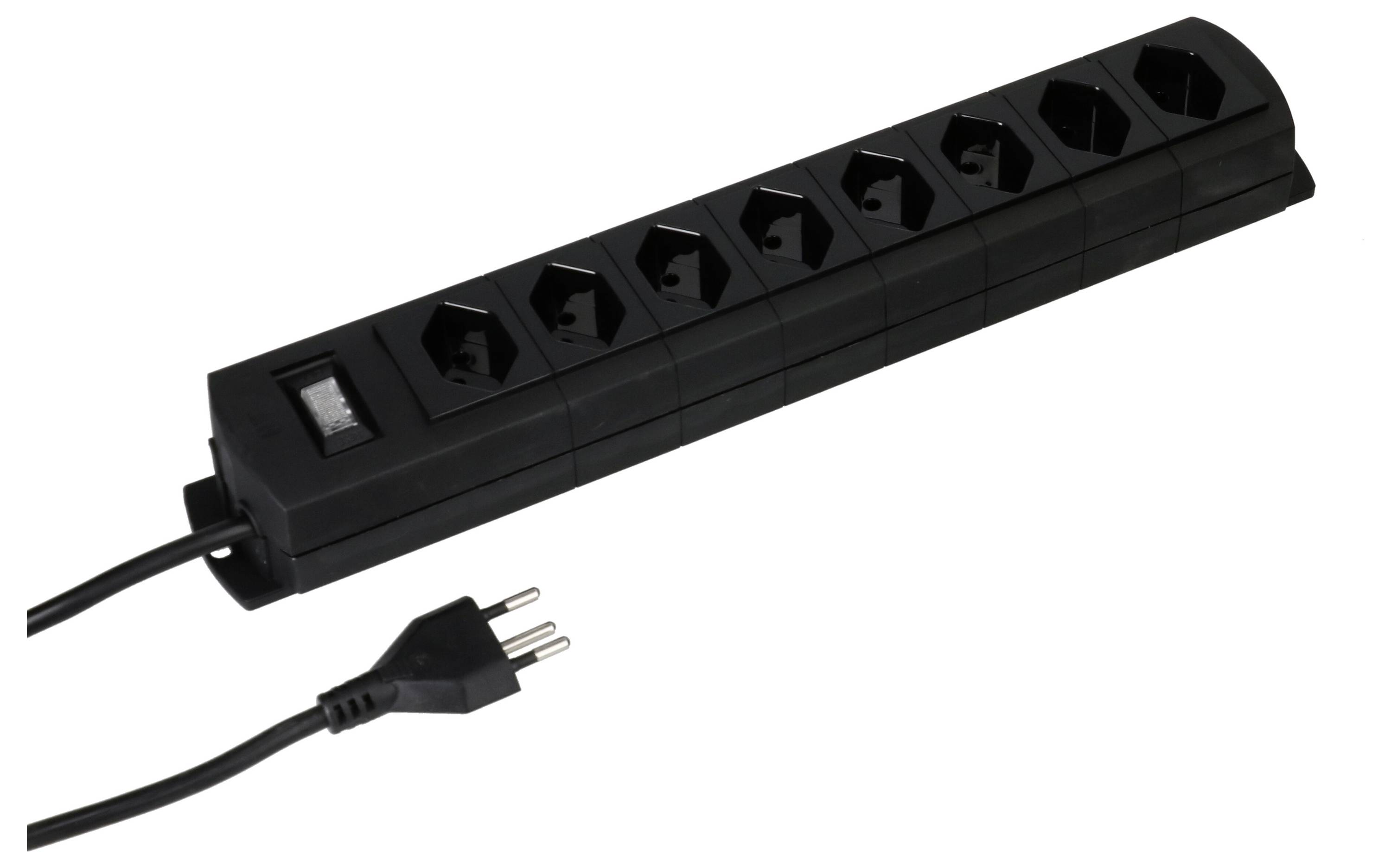 Une barrette multiprises noire avec six prises électriques et un interrupteur à bascule, raccordée à une fiche européenne.