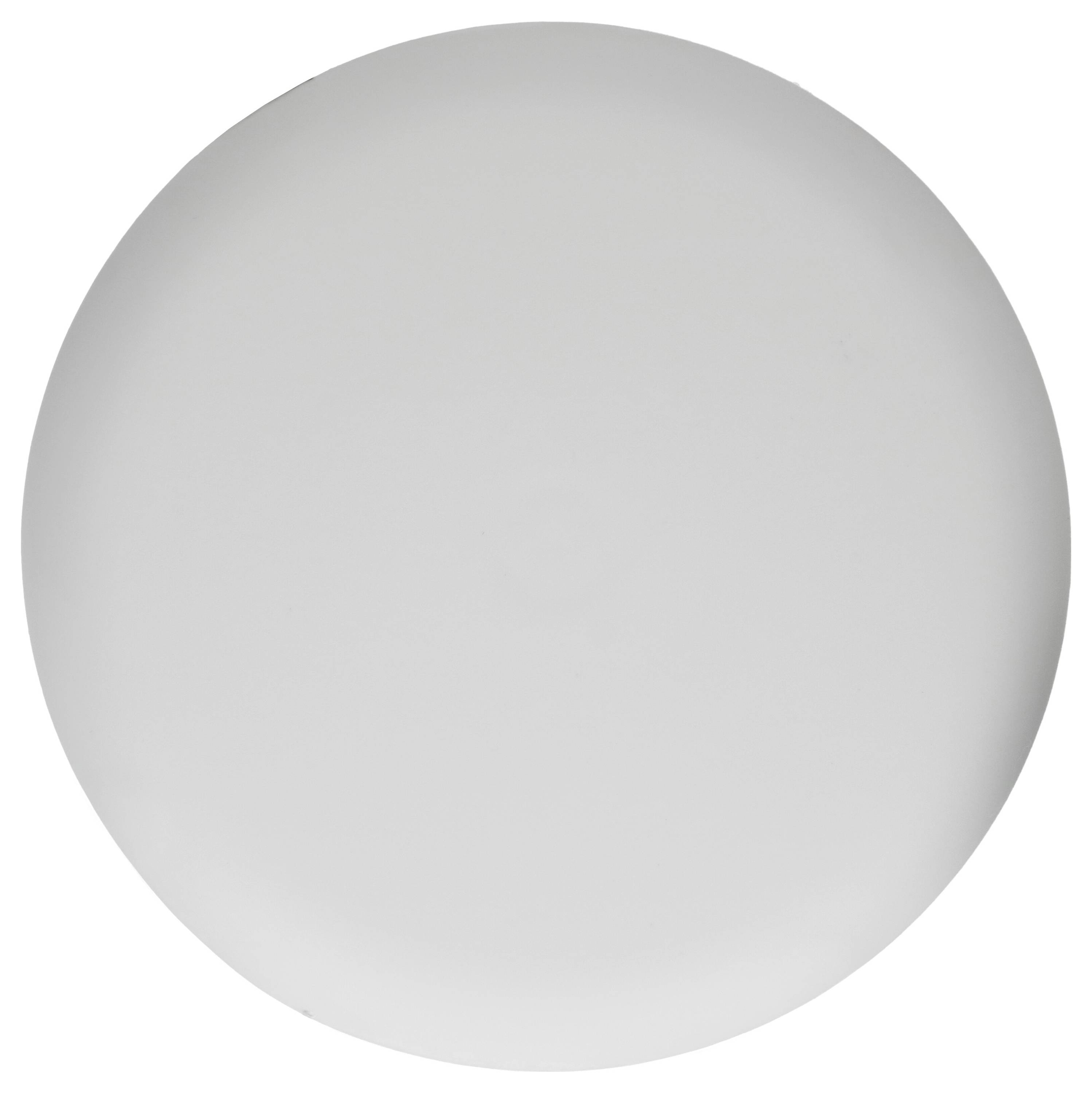 Un objet circulaire, blanc et plat, rappelant une simple assiette ou un bouclier rond, sur un fond neutre.