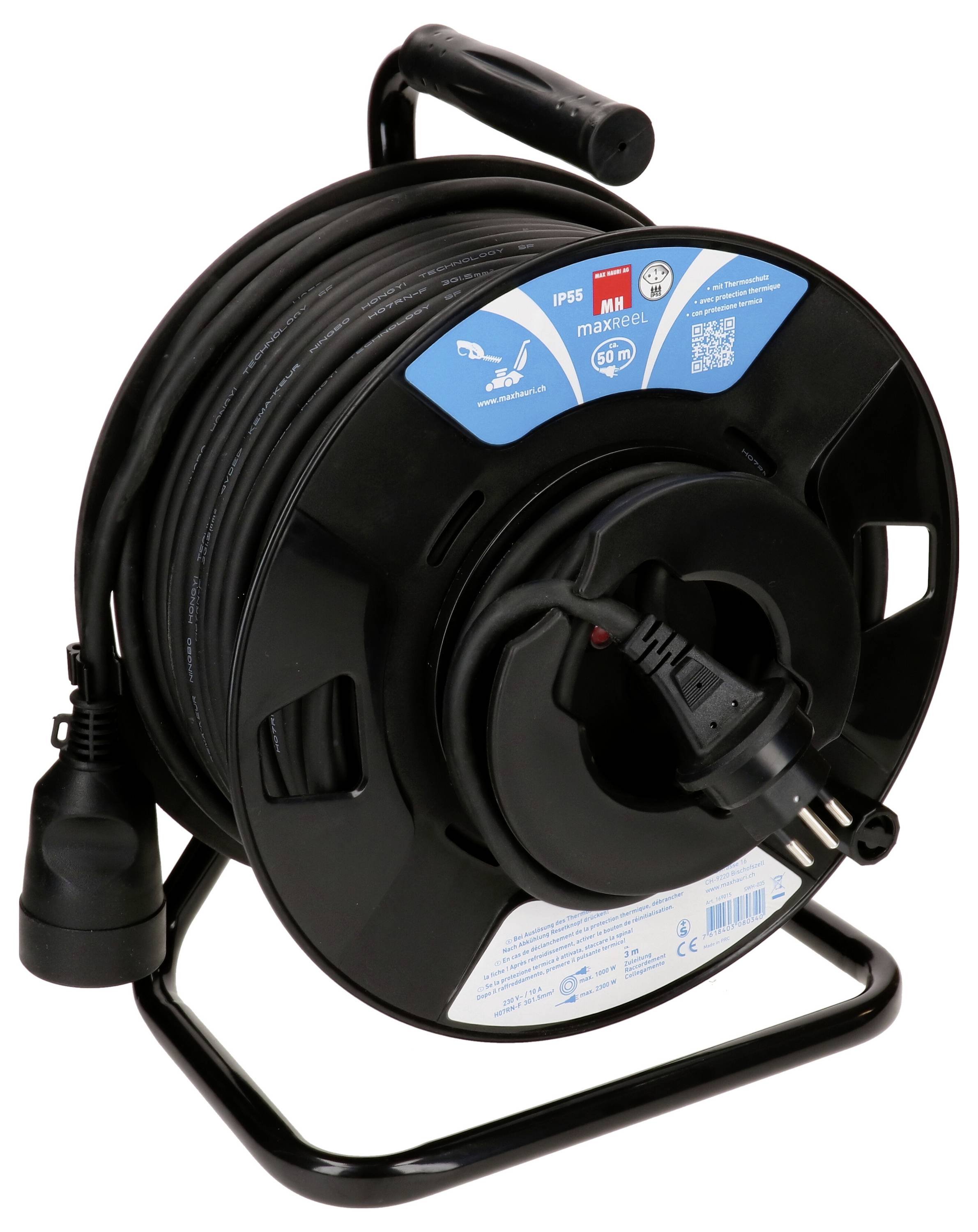 Une bobine de câble noire avec une poignée et une prise électrique. Le câble est enroulé. Plusieurs autocollants avec des informations sont visibles.