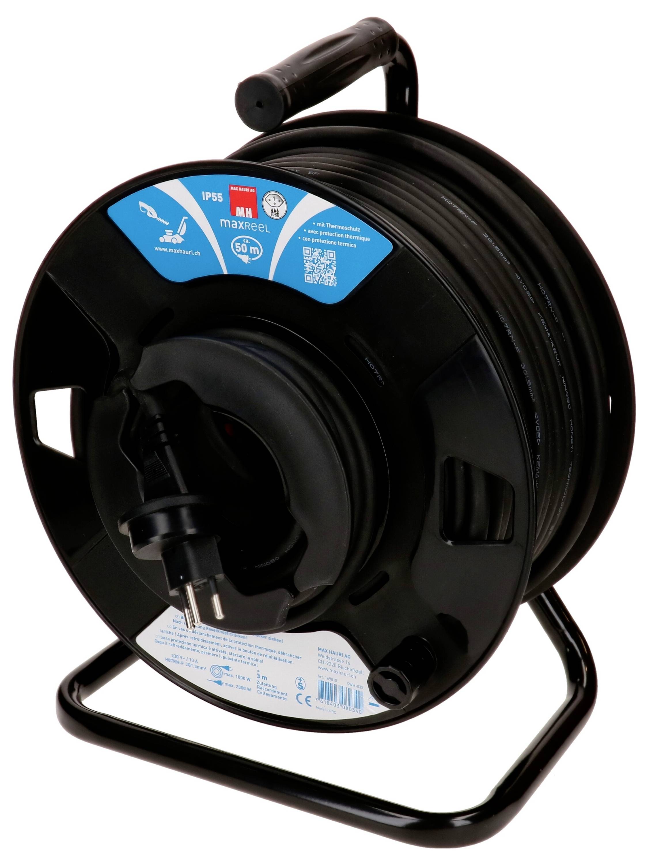 Tambour de câble noir avec poignée, support de transport et prise électrique. Autocollant avec informations sur le produit et certificats de sécurité.