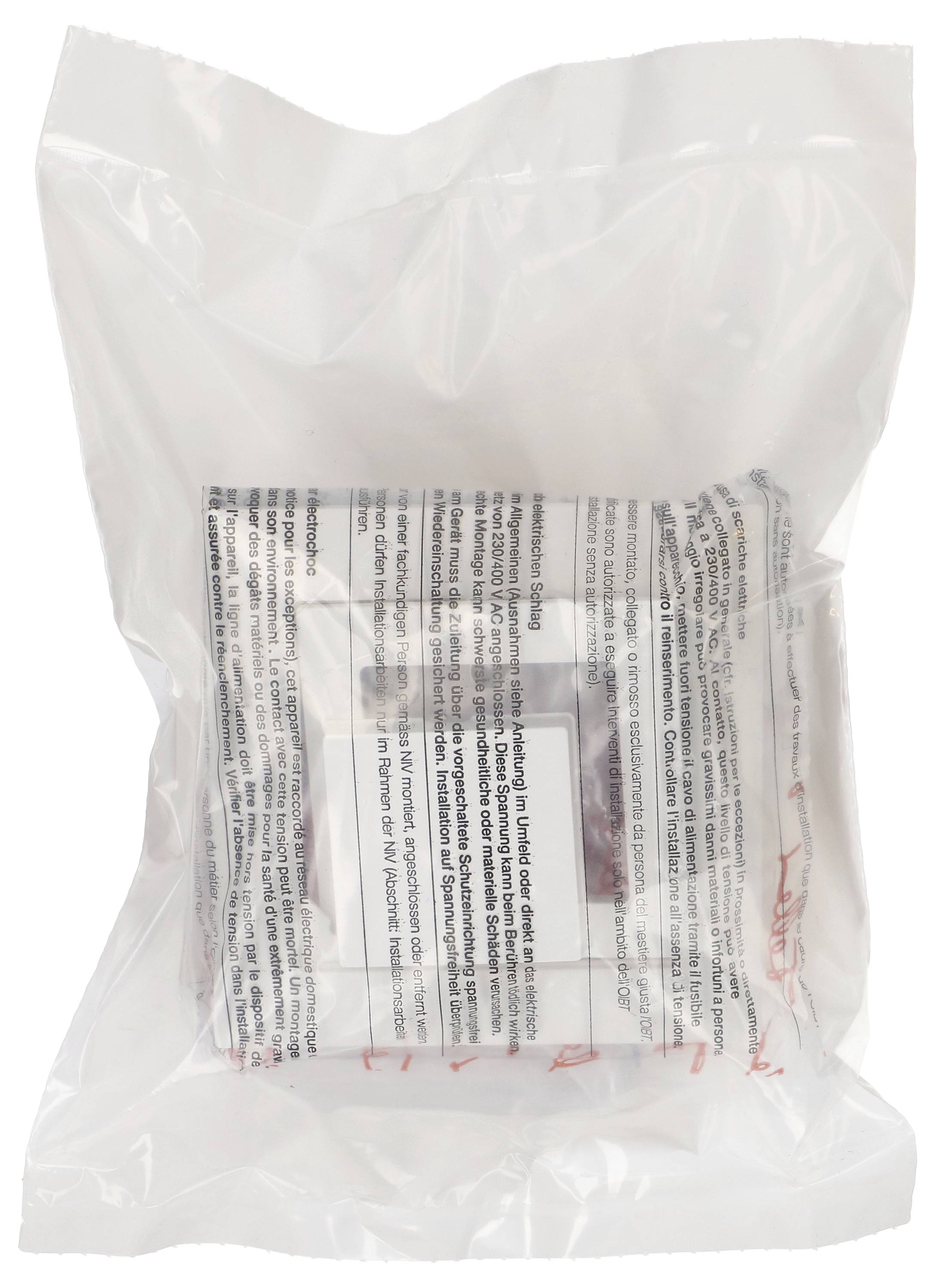 Un emballage en plastique transparent contenant un produit à l'intérieur. Un texte noir sur l'emballage informe sur le contenu ou les instructions.