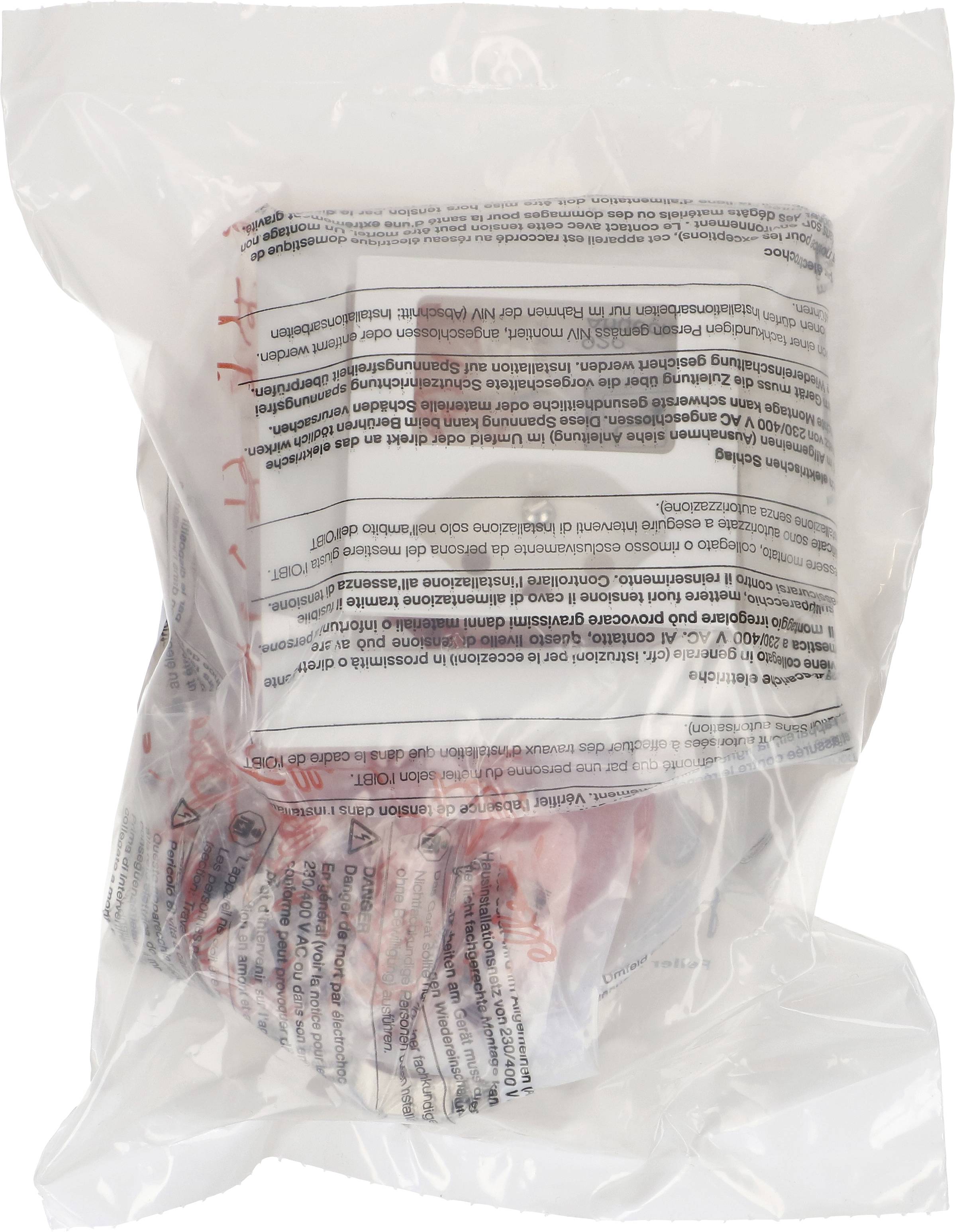 Un article emballé dans un film plastique, probablement un petit tapis isolant pliable, avec du texte sur l'emballage.