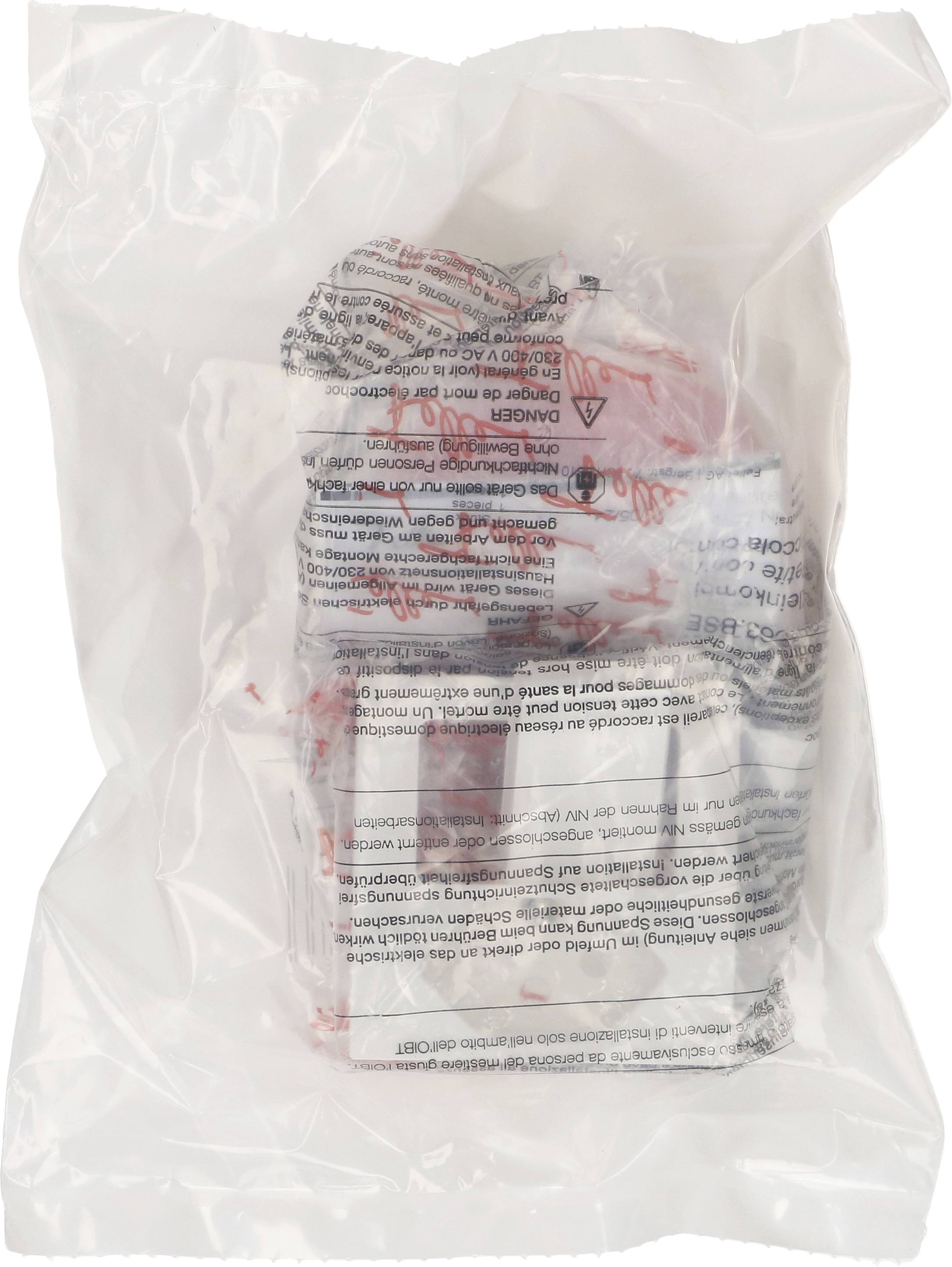 Un sachet sous vide avec du texte imprimé. Le contenu n'est pas clairement identifiable. La transparence de l'emballage révèle des fragments de texte.