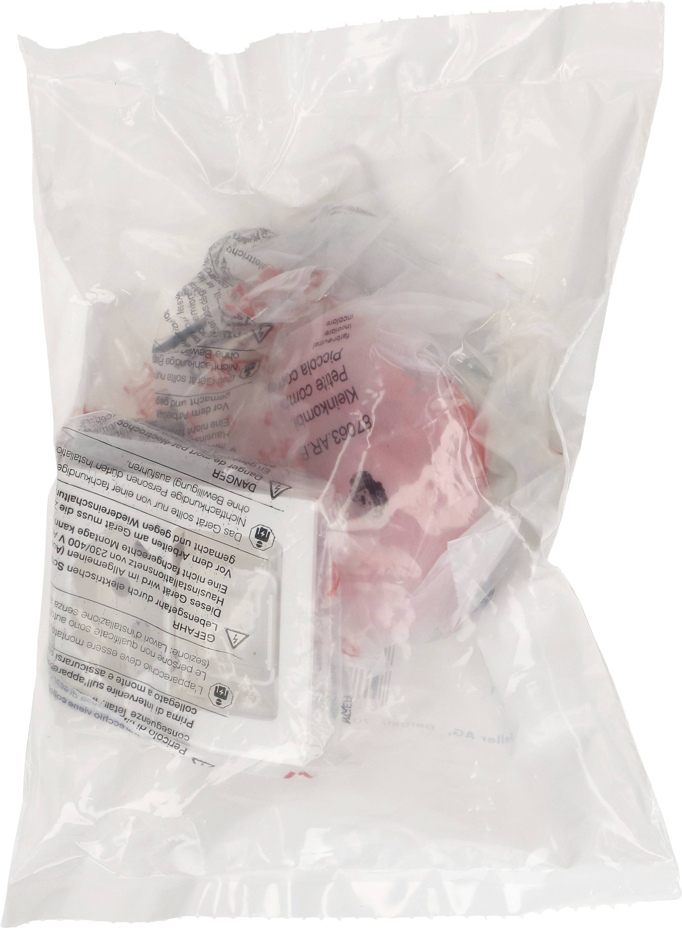 Un emballage en plastique hermétique avec une figurine rose et un petit mode d'emploi multilingue.