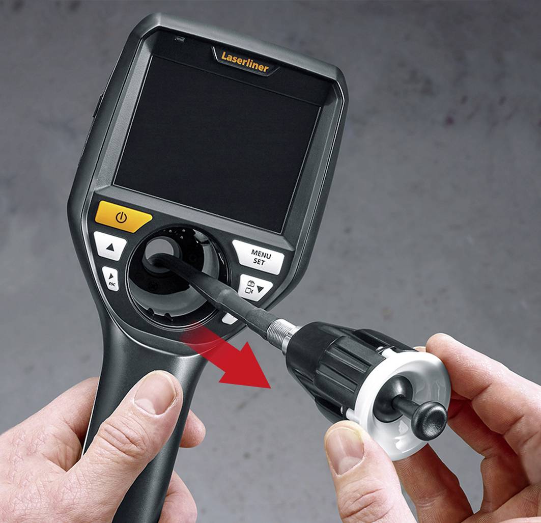 Une personne tient un appareil d'inspection par caméra et insère une sonde flexible dans l'objectif pour utiliser l'appareil.