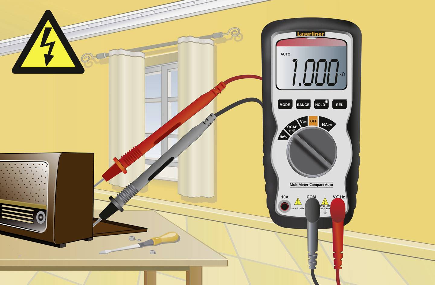 Un multimètre affiche '7.000 V', les câbles de mesure sont connectés à une radio. Un panneau d'avertissement de tension électrique est visible.