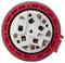 Un connecteur électrique rond avec un bord rouge et plusieurs contacts métalliques au centre sur un fond blanc.