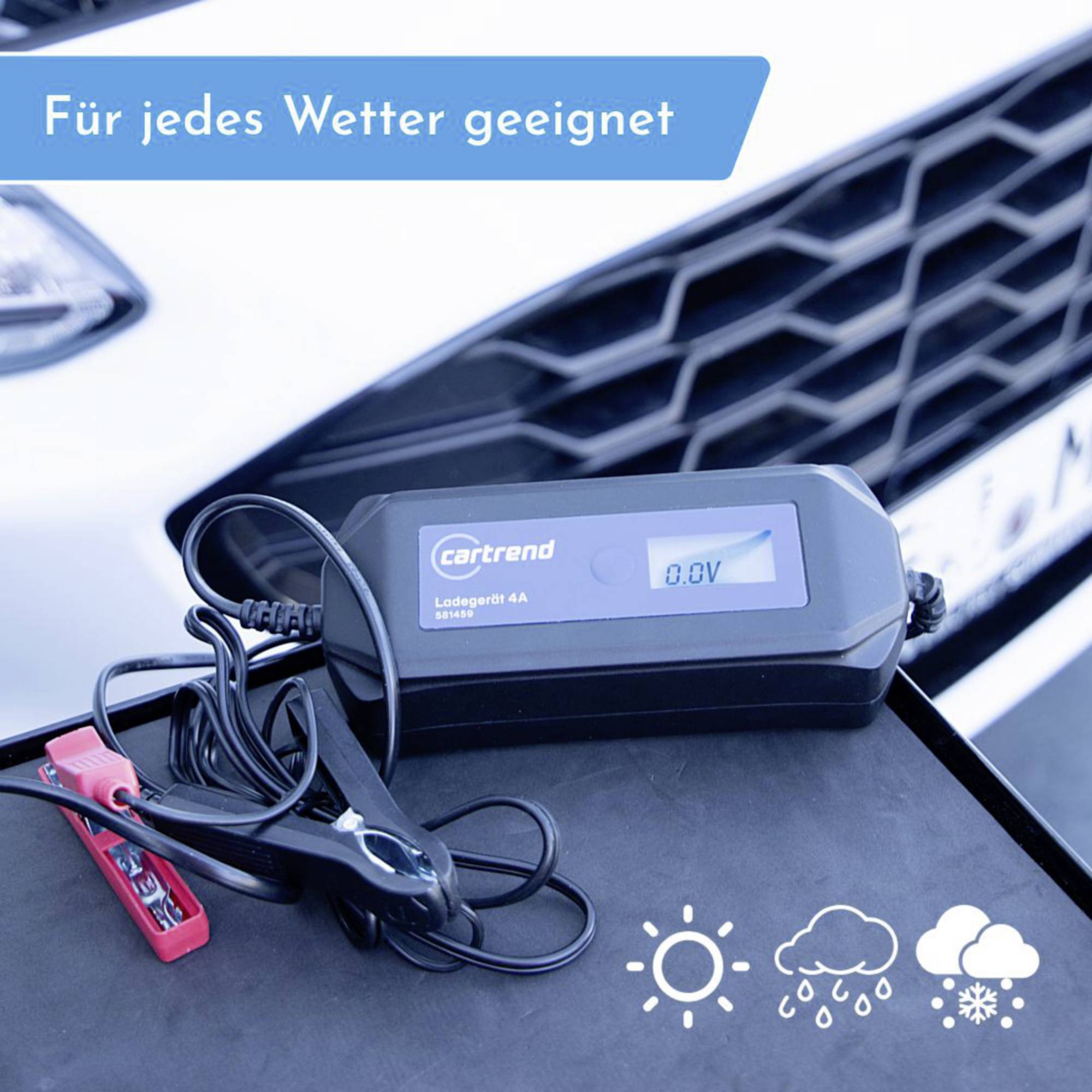 Un chargeur de batterie avec des câbles est posé devant un autoroute. Au-dessus, il est écrit 'Adapté à toutes les conditions météorologiques' avec des symboles de soleil, de pluie et de neige.