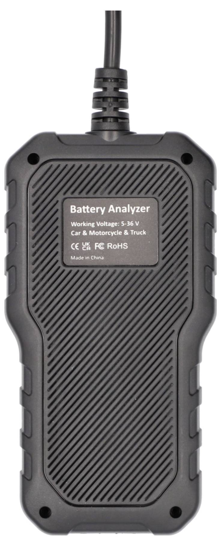 Un testeur de batterie avec écran affiche des informations sur la mesure du courant et de la tension. Étiquette du produit : 'Analyseur de batterie, Tension de fonctionnement : 5-36V, Voiture & Moto & Camion, CE, FC RoHS, Fabriqué en Chine'.