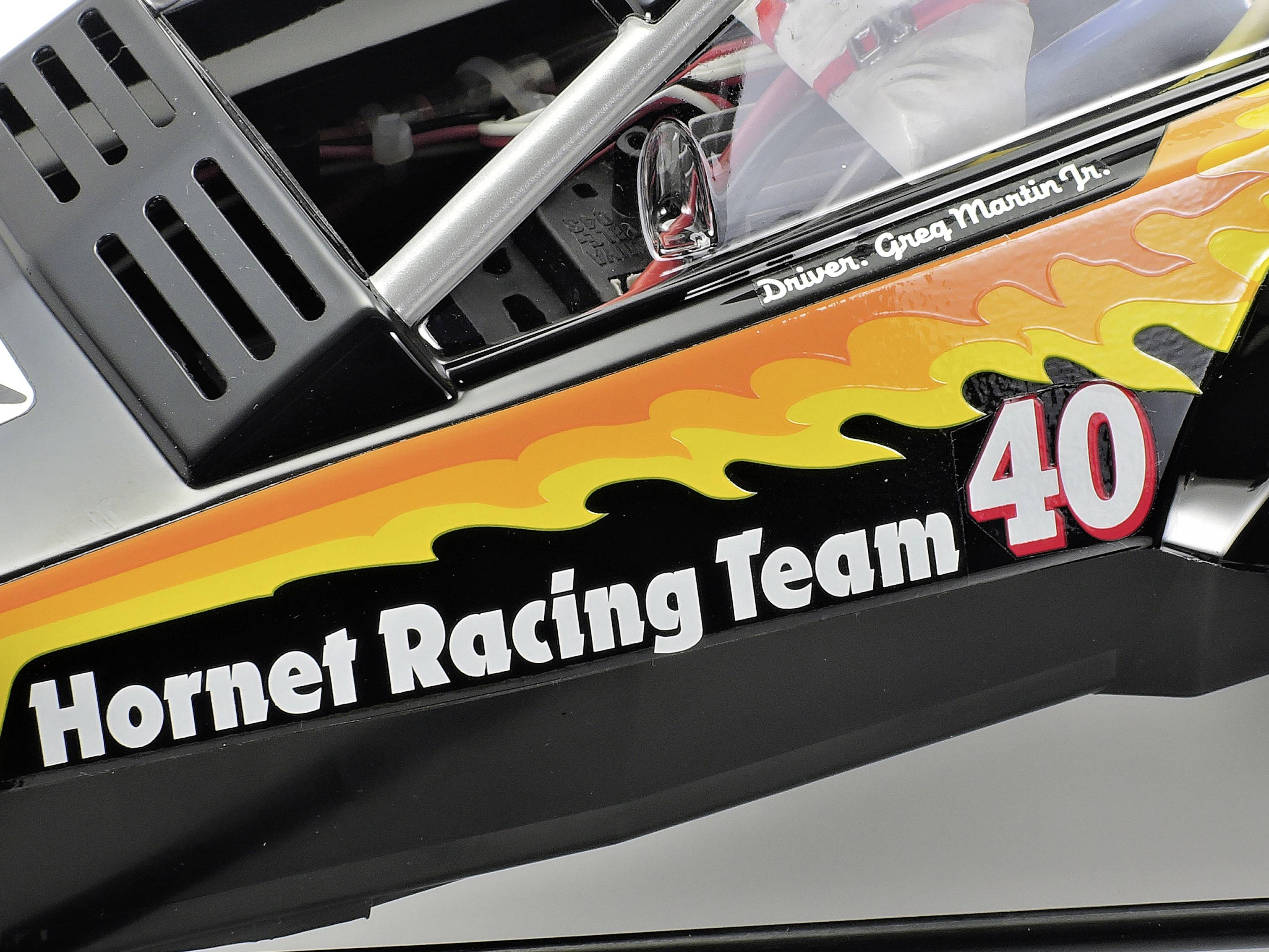 Voiture de course portant l'inscription 'Hornet Racing Team 40', avec des motifs de flammes vivants. Le nom du pilote 'Greg Martin Jr.' est visible sur le châssis.