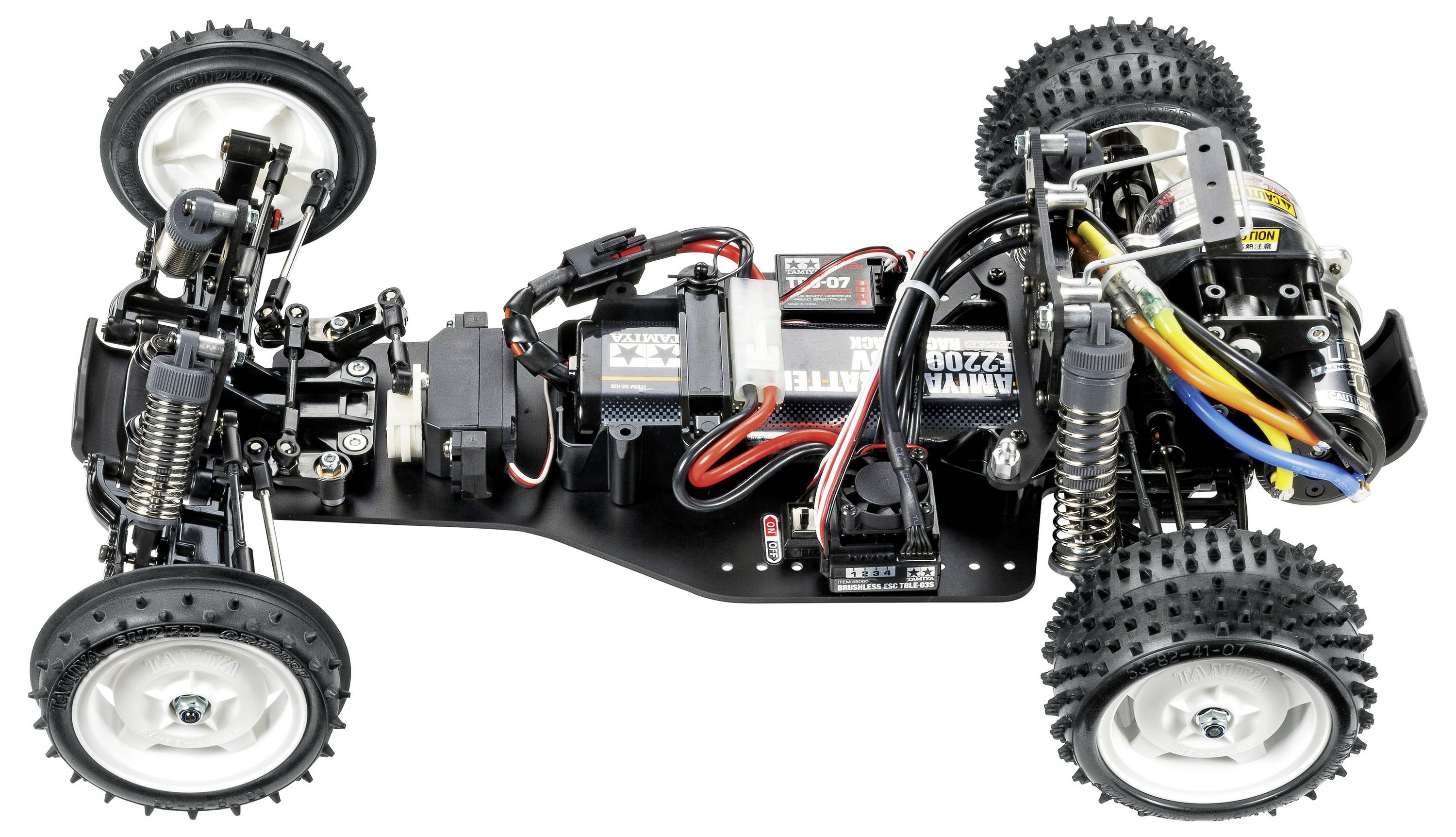 Châssis de voiture télécommandé avec électronique ouverte, roues à pneus à crampons, suspension et câbles apparents.