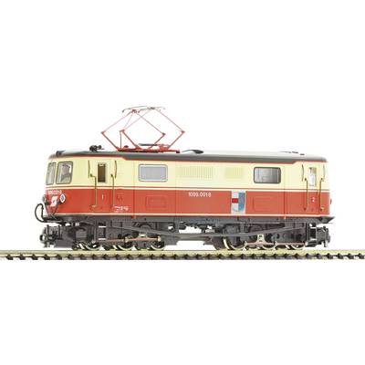 Une locomotive électrique modèle rouge et crème est posée sur une voie. Elle est conçue dans le style d'une locomotive autrichienne.