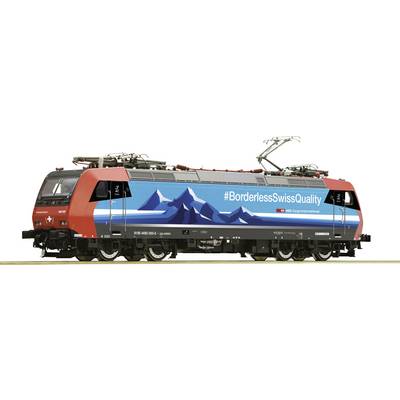 Une locomotive rouge et bleue portant l'inscription '#BorderlessSwissQuality', ornée d'un motif de montagne.