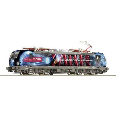 Locomotive de fret avec un marquage publicitaire distinctif pour une entreprise de télécommunications, comprenant un motif de câble à fibre optique.