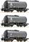 Trois wagons-citernes gris sur des rails, chacun portant un logo d'entreprise différent. Ils sont destinés au transport de liquides.