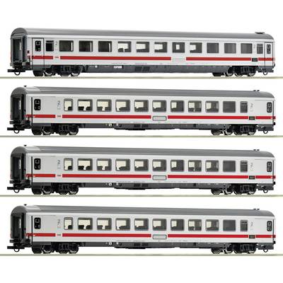 Quatre wagons de passagers modernes et argentés alignés, avec des bandes rouges sur les côtés. Tous les wagons ont des fenêtres uniformes.