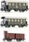 Trois wagons de train miniatures : deux voitures de passagers vertes avec des fenêtres et un bord jaune, un wagon de marchandises rouge avec une petite structure.