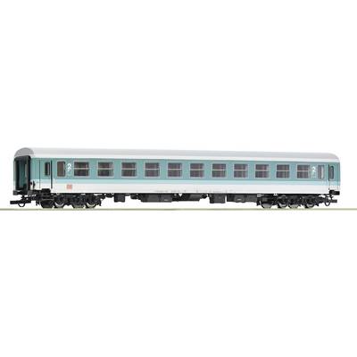 Une voiture de train de modélisme en turquoise et blanc, portant le numéro '2' à ses extrémités, présente des fenêtres et des roues détaillées.