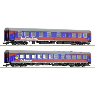 Deux wagons de train miniatures portant les inscriptions 'BahnTouristikExpress' et 'Zug Restaurant', dans des couleurs rouge et bleue, vue détaillée.